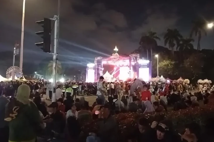 Malam Tahun Baru 2025,...