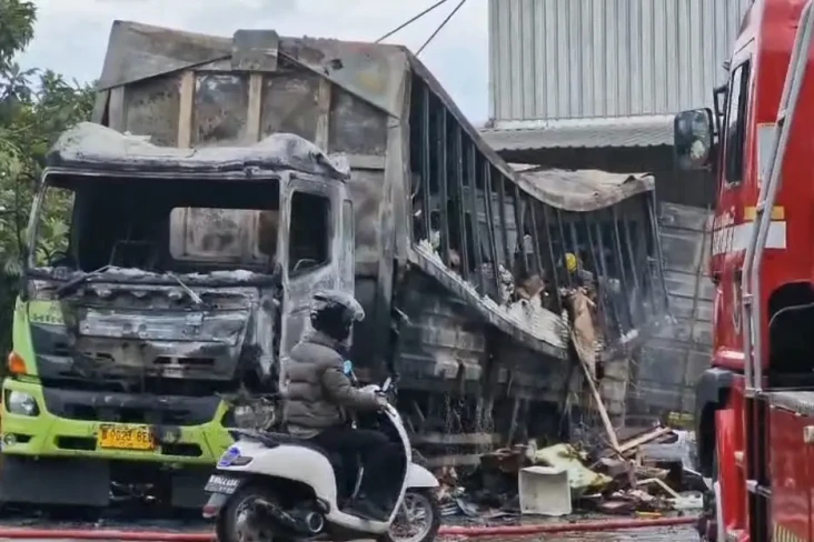 Ratusan Paket dan Truk...