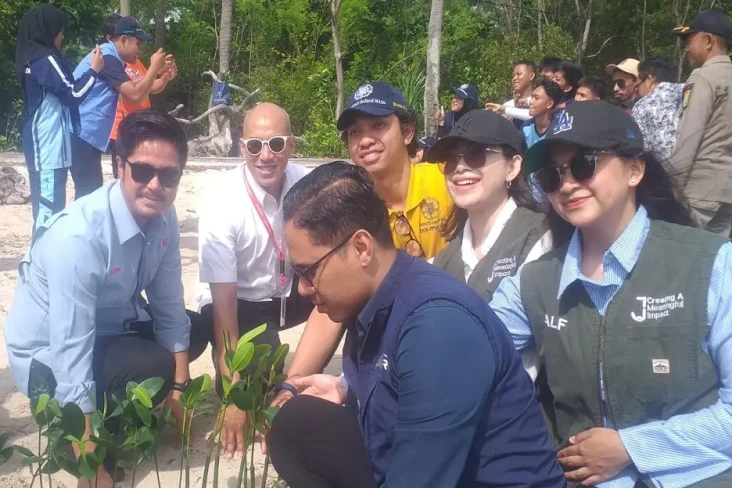 Tanam Mangrove, Mahasiswa...