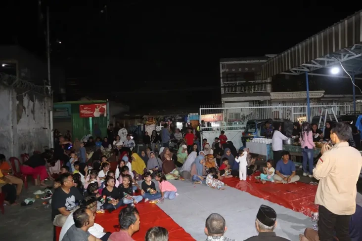 Warga Jatinegara Rayakan...