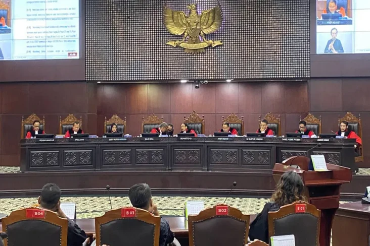 Mengamati Posisi Duduk...