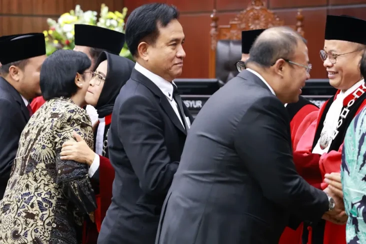 Menko Yusril Tanggapi...