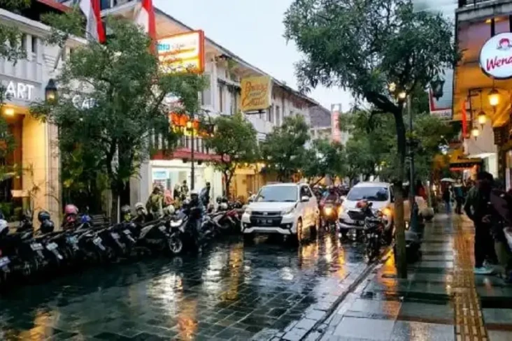 Turis Singapura Dilecehkan...