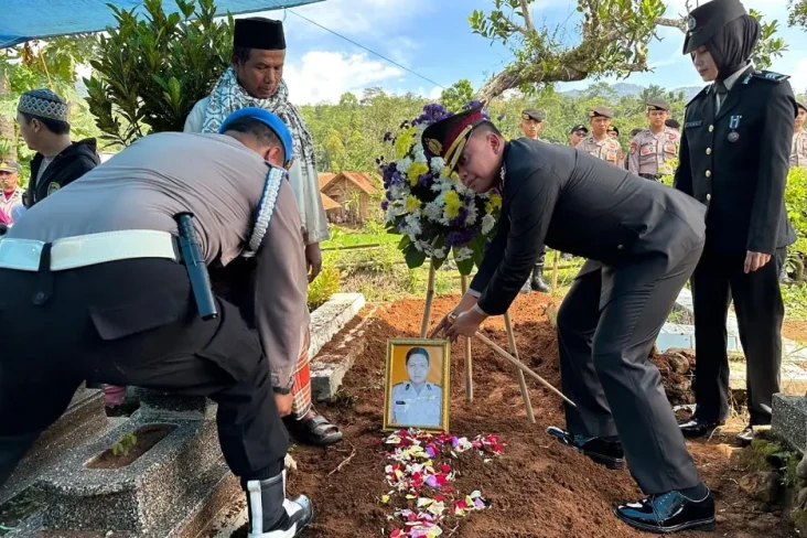 Kapolri Berikan Kenaikan...