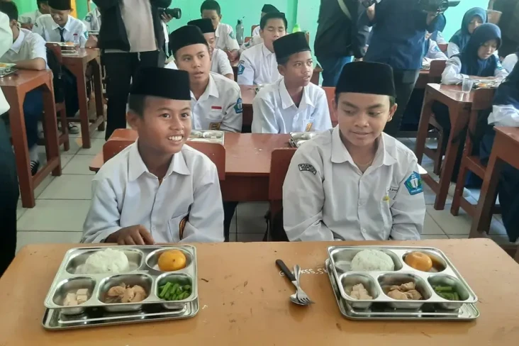 Santap Makan Bergizi...