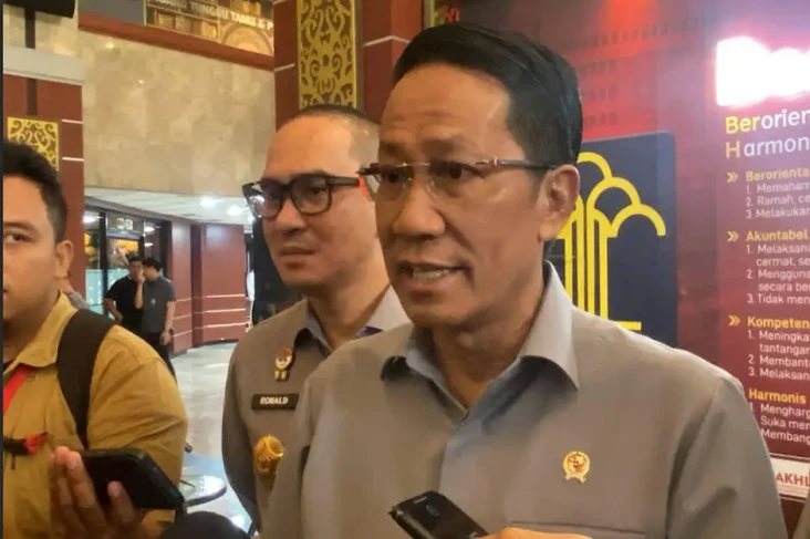 Menteri Hukum Terima...