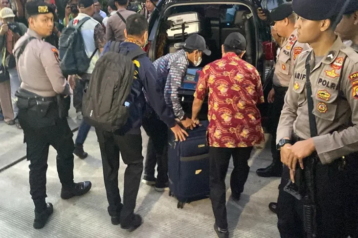 KPK Bawa Satu Koper...