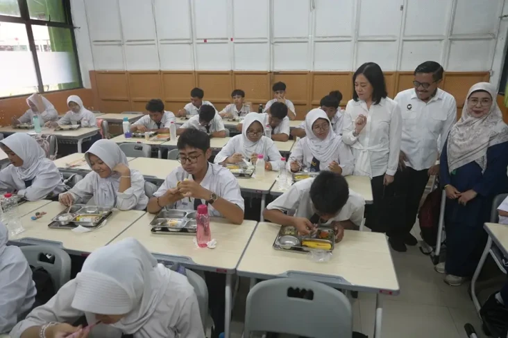 Tinjau Makan Siang Bergizi...