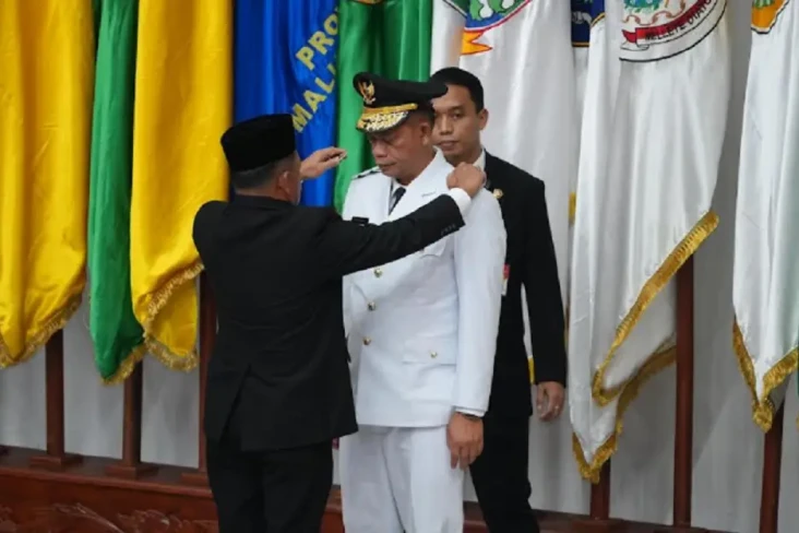 Profil Fadjry Djufry,...