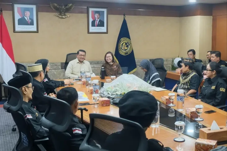 Menteri Riefky Harsya...