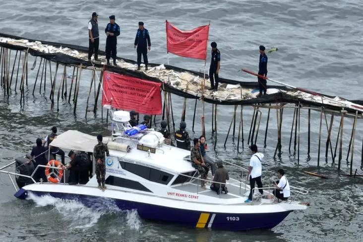 KKP Segel Pagar Laut...