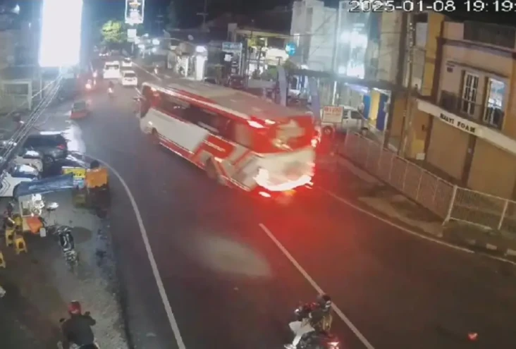 Kronologi Lengkap Bus...