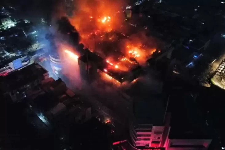 Glodok Plaza Terbakar...
