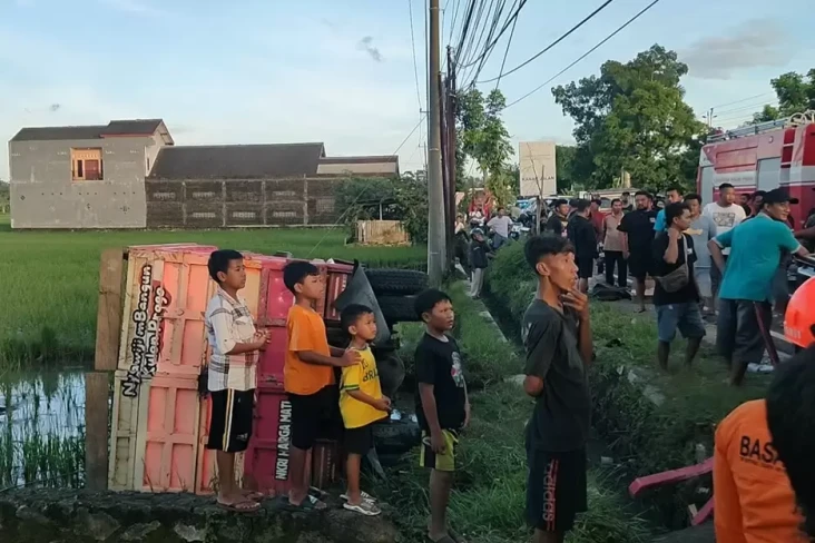 Truk dan Pikap Adu Banteng...