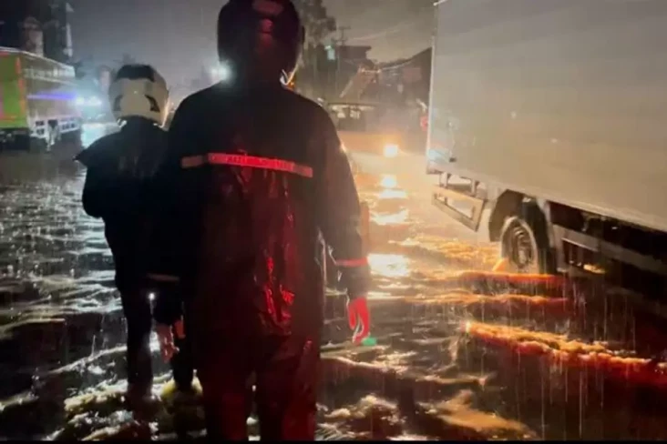 Banjir Terjang Bandarlampung,...