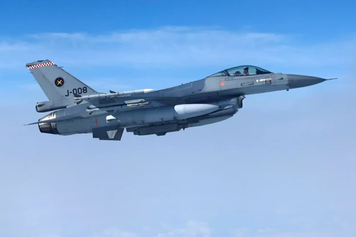 Pilot Jet Tempur F-16...