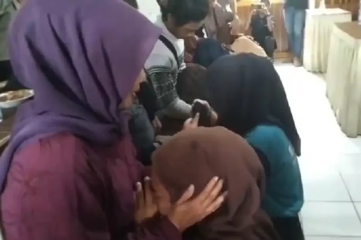 Tawurannya Viral di...