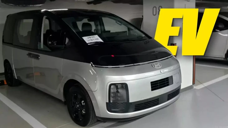 Hyundai Staria Versi...