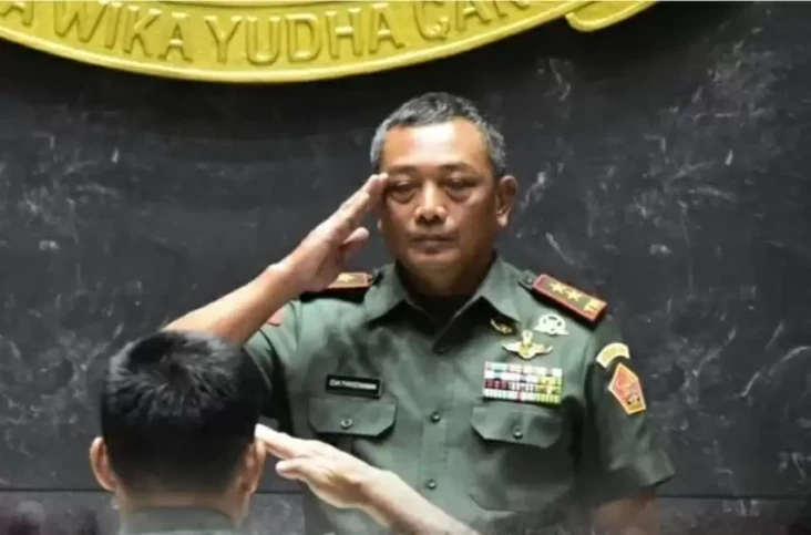 Profil Mayjen TNI Izak...