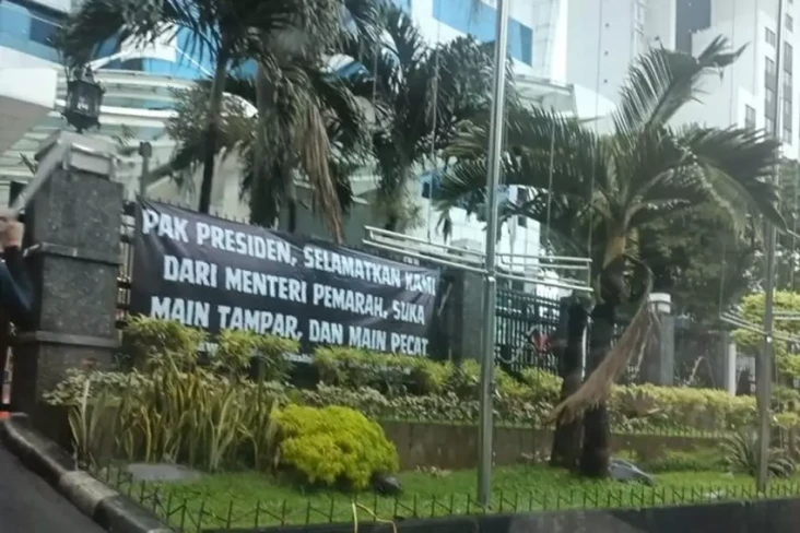 Spanduk Selamatkan dari...
