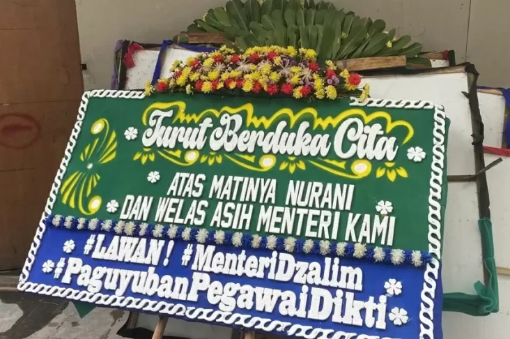 Karangan Bunga Bertuliskan...