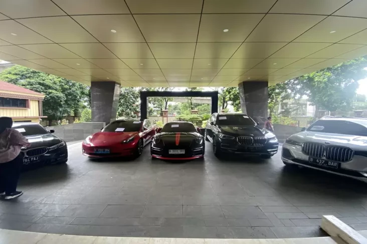Penampakan 5 Mobil Mewah...