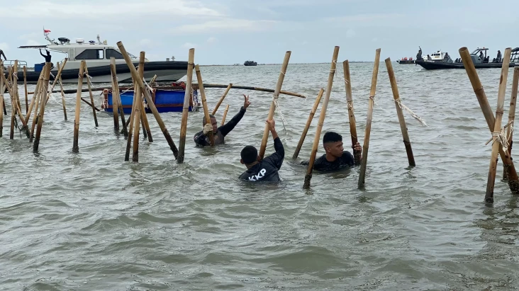 HGB Pagar Laut Hanyut,...
