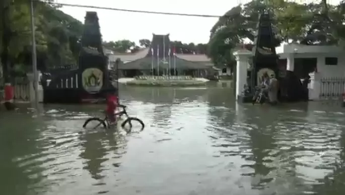 Banjir Lumpuhkan Kantor...