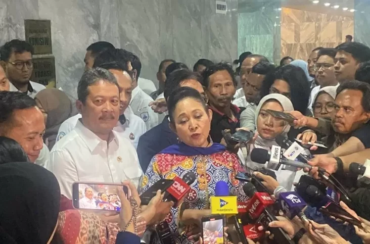 Di Sebelah Menteri Trenggono,...