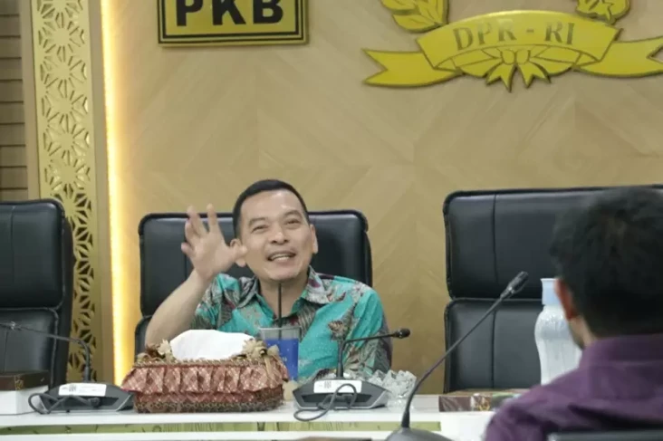 Pagar Laut, Legislator...