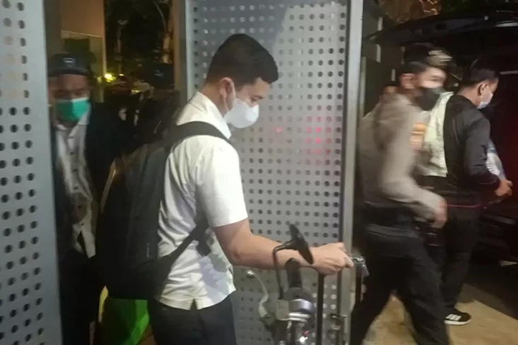 Penyidik KPK Bawa 3...