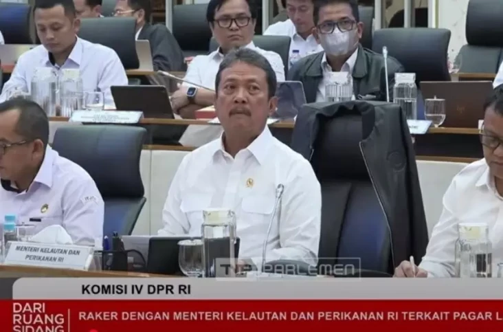 Dengan Tenangnya, Menteri...