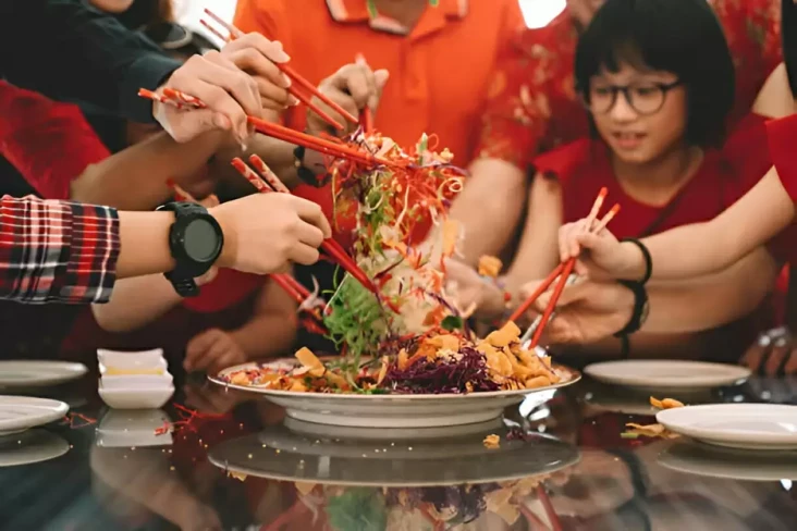 Mengenal Yee Sang, Tradisi...