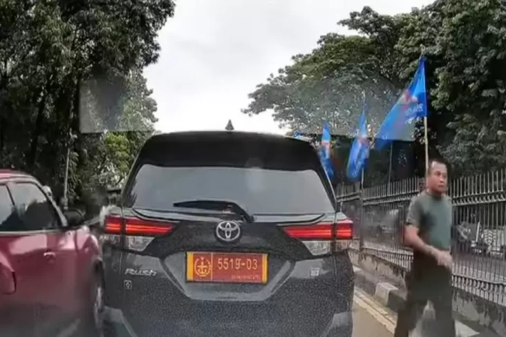 Viral! Pengemudi Pelat...