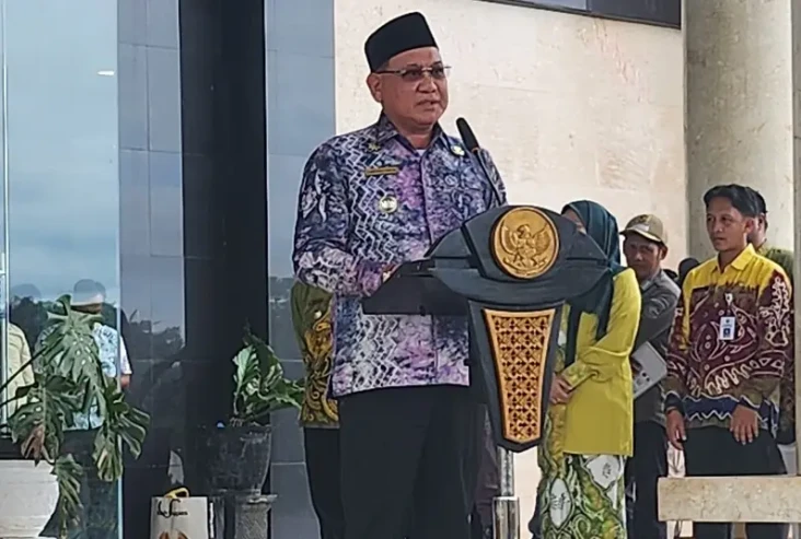 Bupati Kotabaru Serahkan...