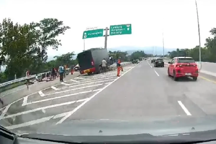 Bus Brimob Kecelakaan...