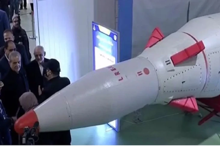 Iran Pamer Rudal Balistik...