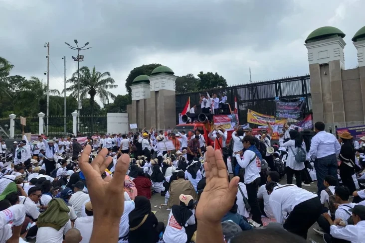 Unjuk Rasa di Depan...
