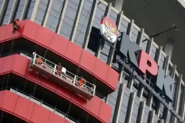 KPK Geledah Rumah Politikus...