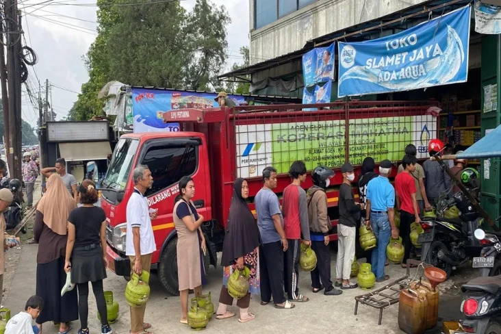 Antre Berjam-jam untuk...