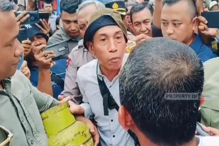 Antre Gas, Warga Semprot...