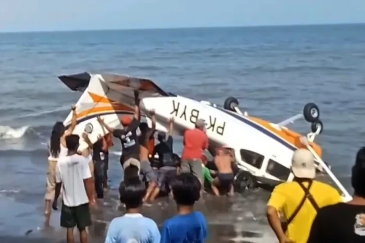 Pesawat Latih Jatuh...