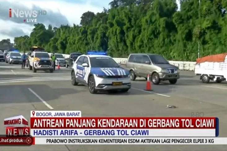 Antrean Panjang Kendaraan...