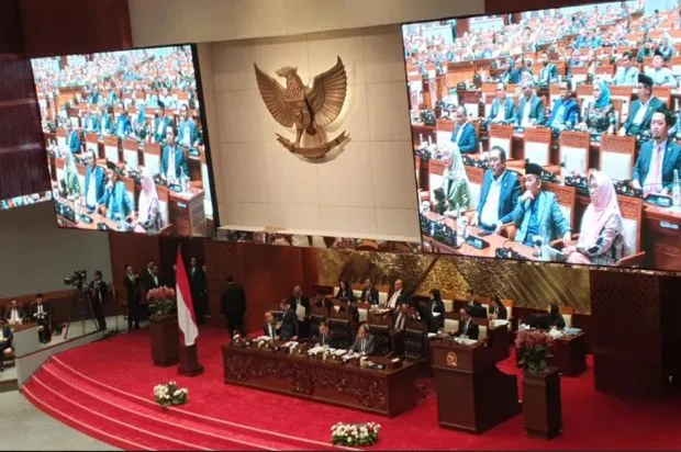 DPR Bisa Copot Hakim...