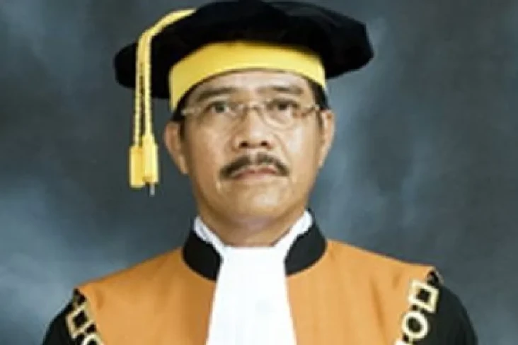 Tepis Dekat dengan Harun...