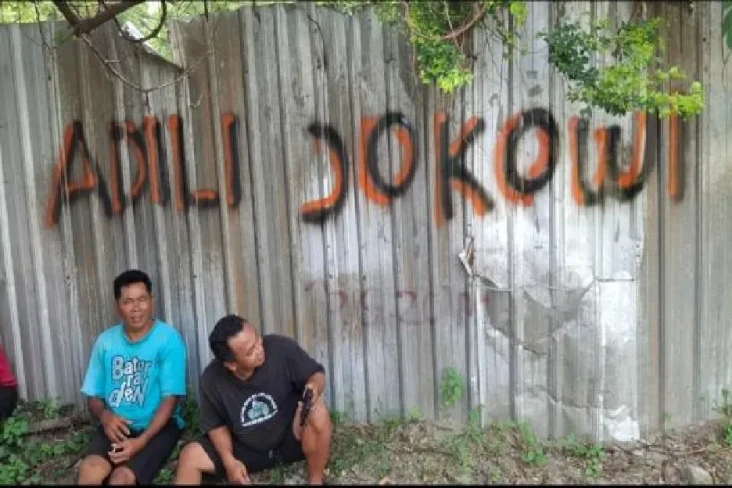 Tulisan Adili Jokowi...