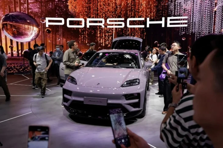 Porsche Rugi Hampir...