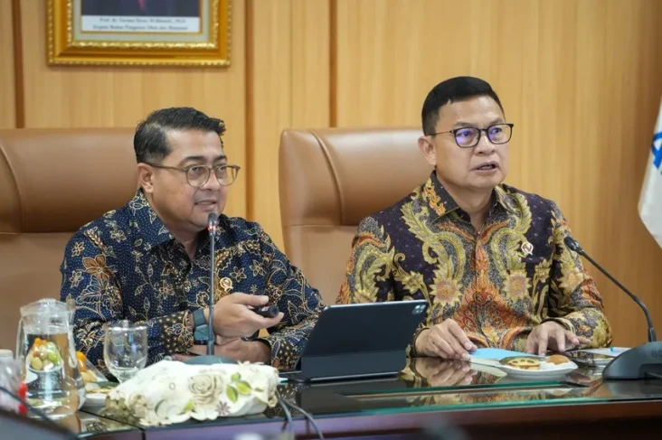 Menteri Teuku Riefky...