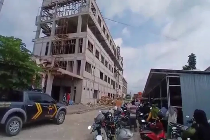 3 Pekerja Tewas Terjatuh...