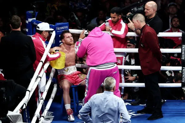 Lengserkan Saul Canelo...